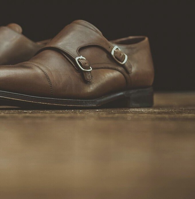Détail des boucles des souliers