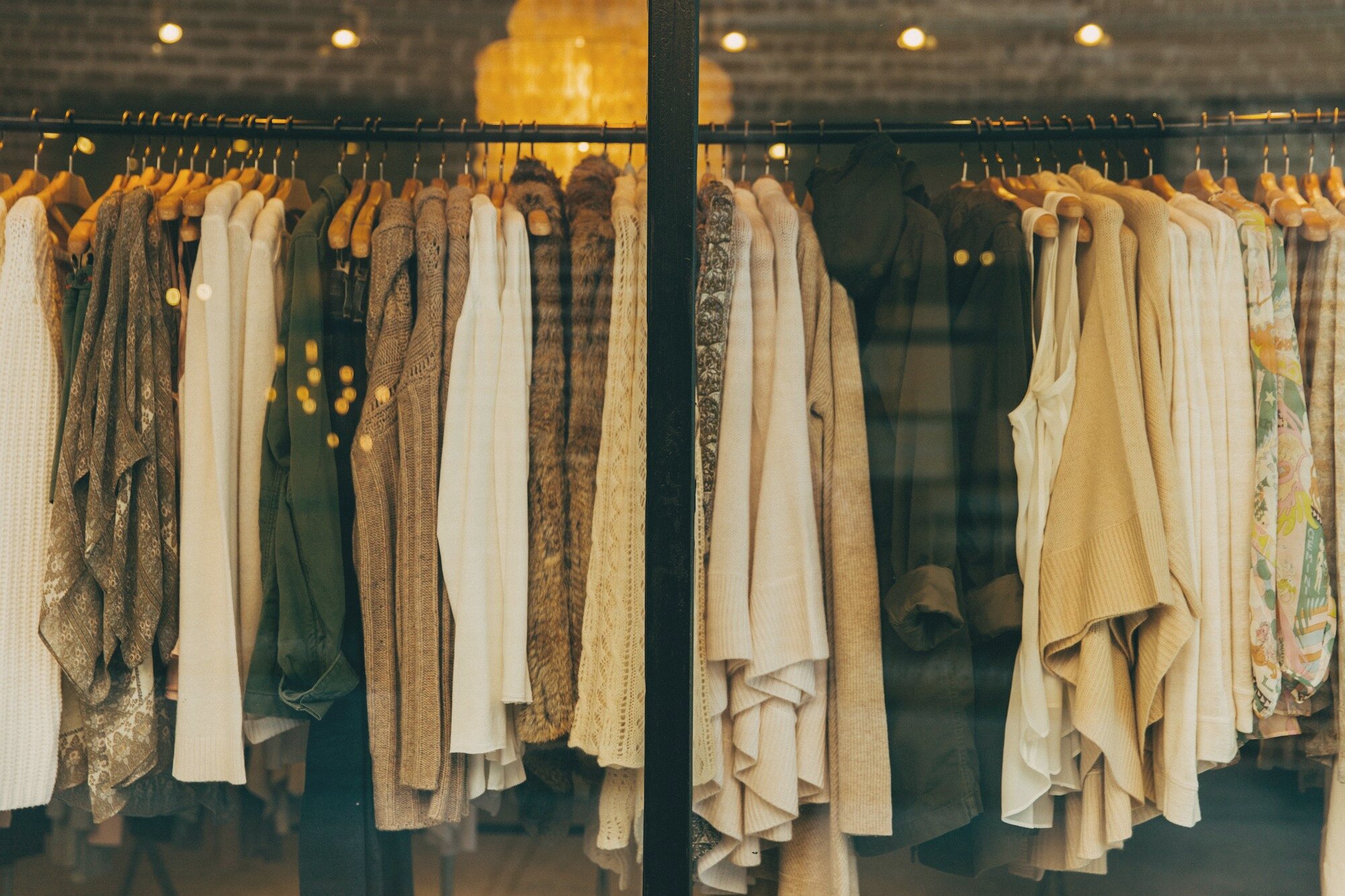 Portants dans une boutique