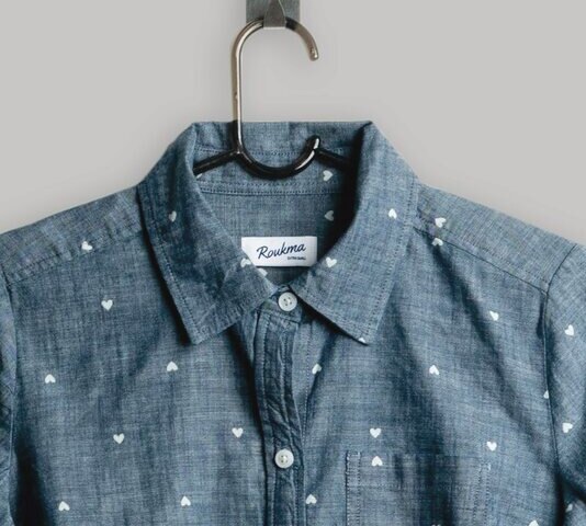Col et boutons de la chemise en chambray