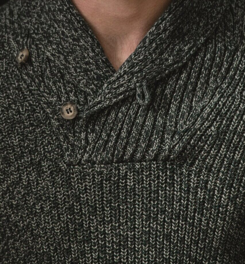 Maille du pull col châle, détail des boutons