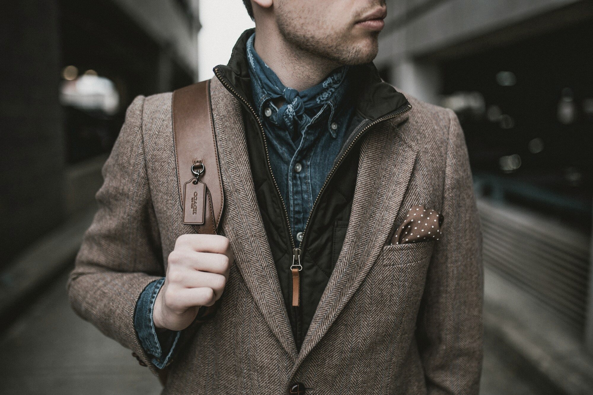Veste en tweed et sacoche en cuir, détail