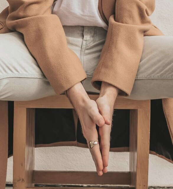 Veste droite en laine camel, détail de la manche