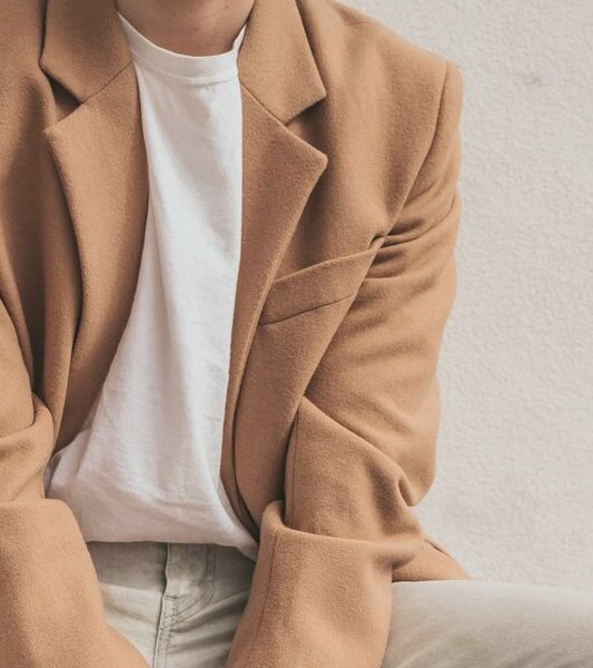 Veste droite en laine camel, détail du revers et de la poche